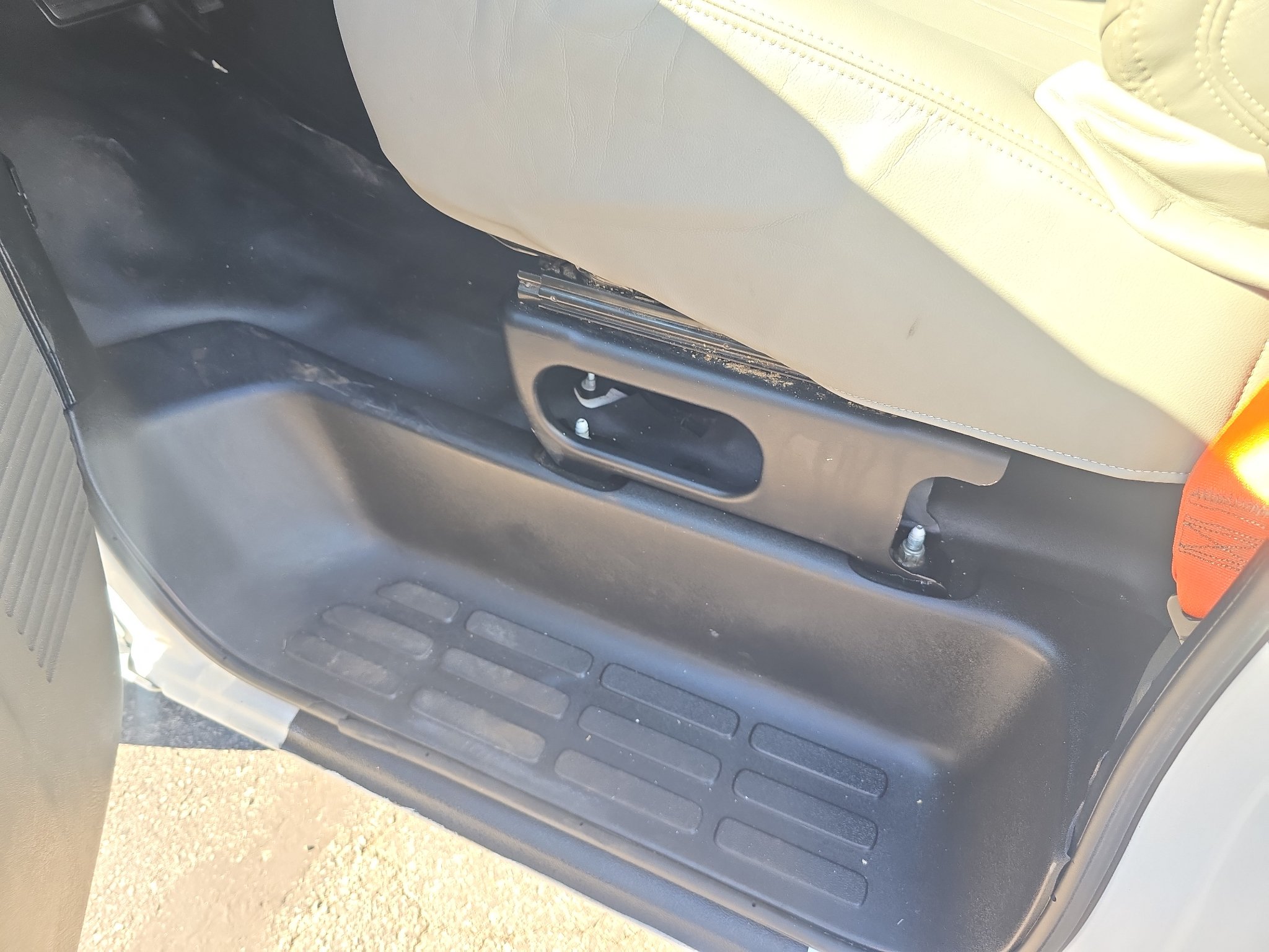 Used 2018 Chevrolet Express 2500 w/ Driver Convenience Package RWD image 9