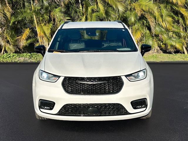 Used 2024 Chrysler Pacifica Touring-L w/ S Appearance Package image 2