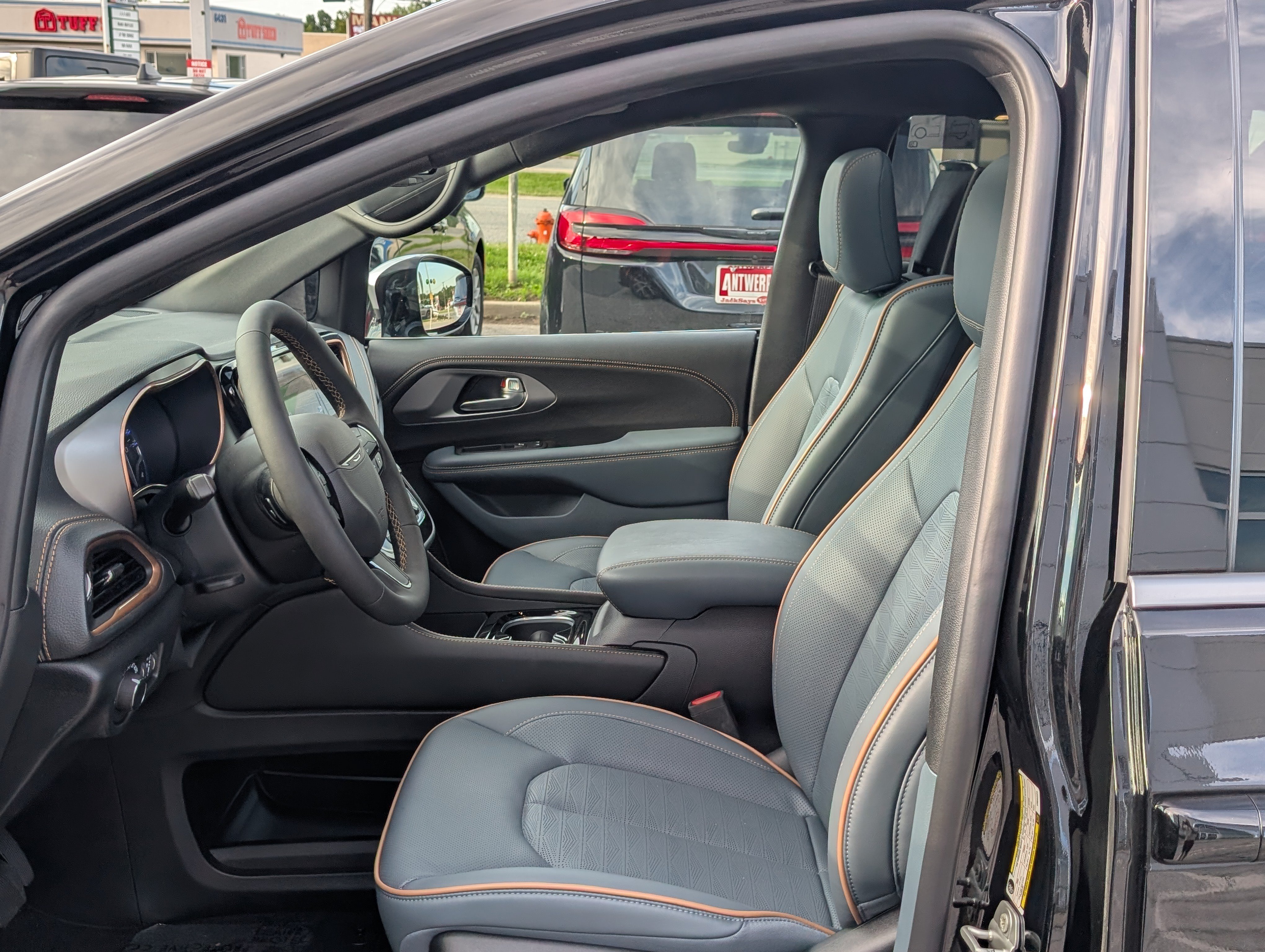New 2027 Chrysler Pacifica Pinnacle w/ Theater Group AWD/4WD image 18
