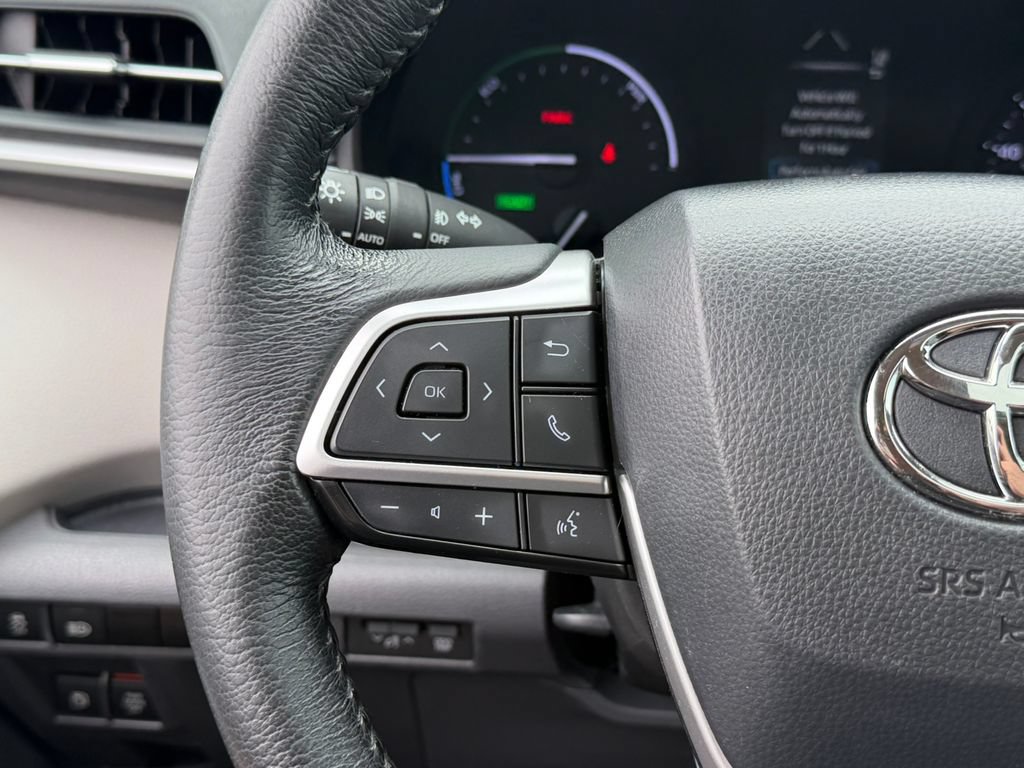Used 2024 Toyota Sienna XLE AWD/4WD image 32