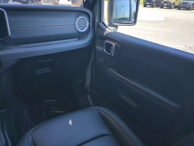 Used 2024 Jeep Wrangler Unlimited Sahara w/ Technology Group AWD/4WD image 17