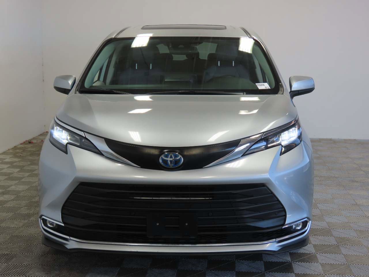 Used 2022 Toyota Sienna XLE FWD image 2
