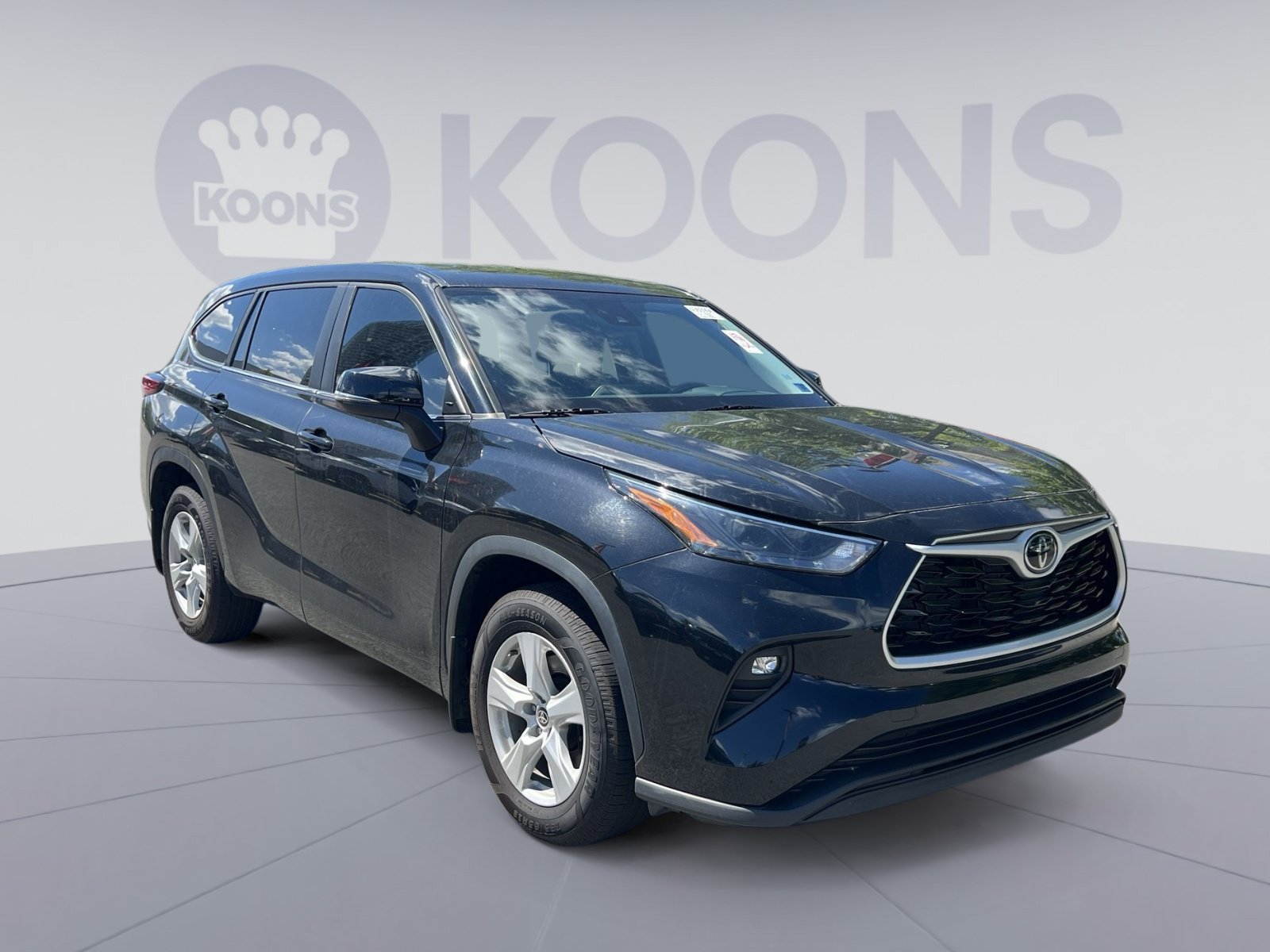 Used 2023 Toyota Highlander LE AWD/4WD image 2