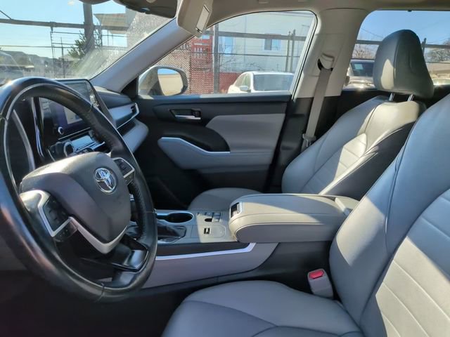Used 2024 Toyota Highlander XLE FWD image 18