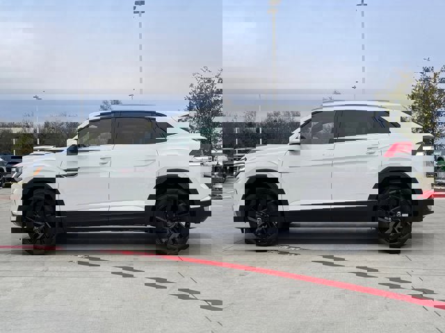 Used 2022 Volkswagen Atlas Cross Sport SE w/ Panoramic Sunroof Package image 3