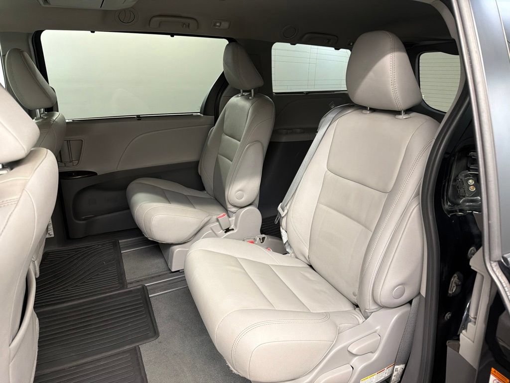 Used 2020 Toyota Sienna XLE Premium FWD image 27