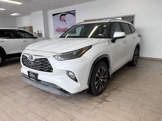 Used 2024 Toyota Highlander XLE image 3