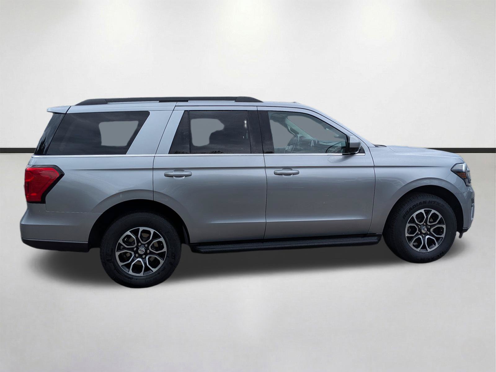 Used 2024 Ford Expedition XLT RWD image 3