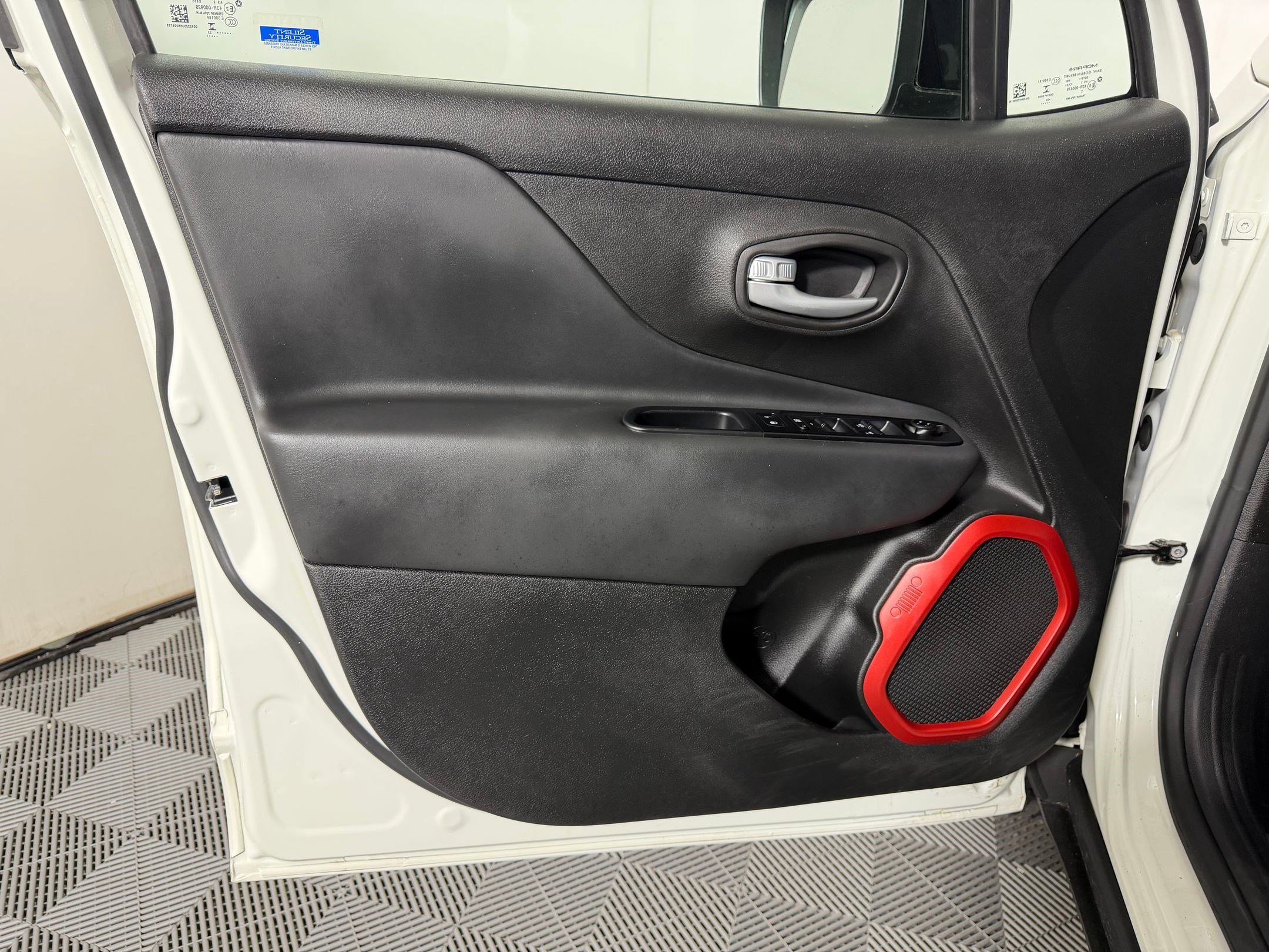 Used 2023 Jeep Renegade Trailhawk w/ Trailhawk Elite Group AWD/4WD image 19