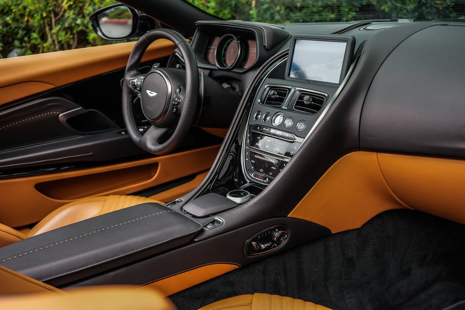 Used 2023 Aston Martin DB11 Volante RWD image 18