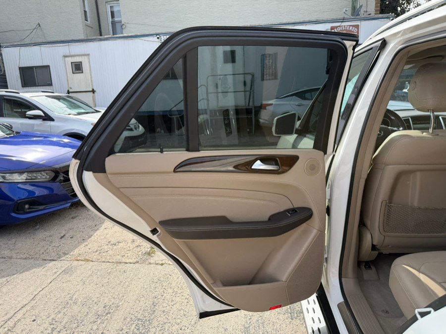 Used 2015 Mercedes-Benz ML 400 4MATIC w/ Lighting Package image 24