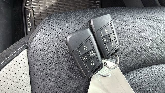 Used 2025 Volkswagen Taos SEL image 29