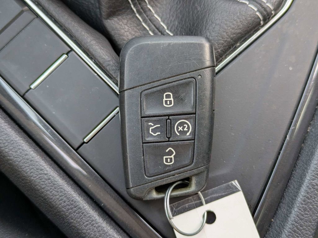 Used 2023 Volkswagen Tiguan SE R-Line FWD image 29