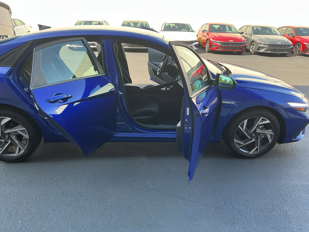 Used 2025 Hyundai Elantra Sport image 13