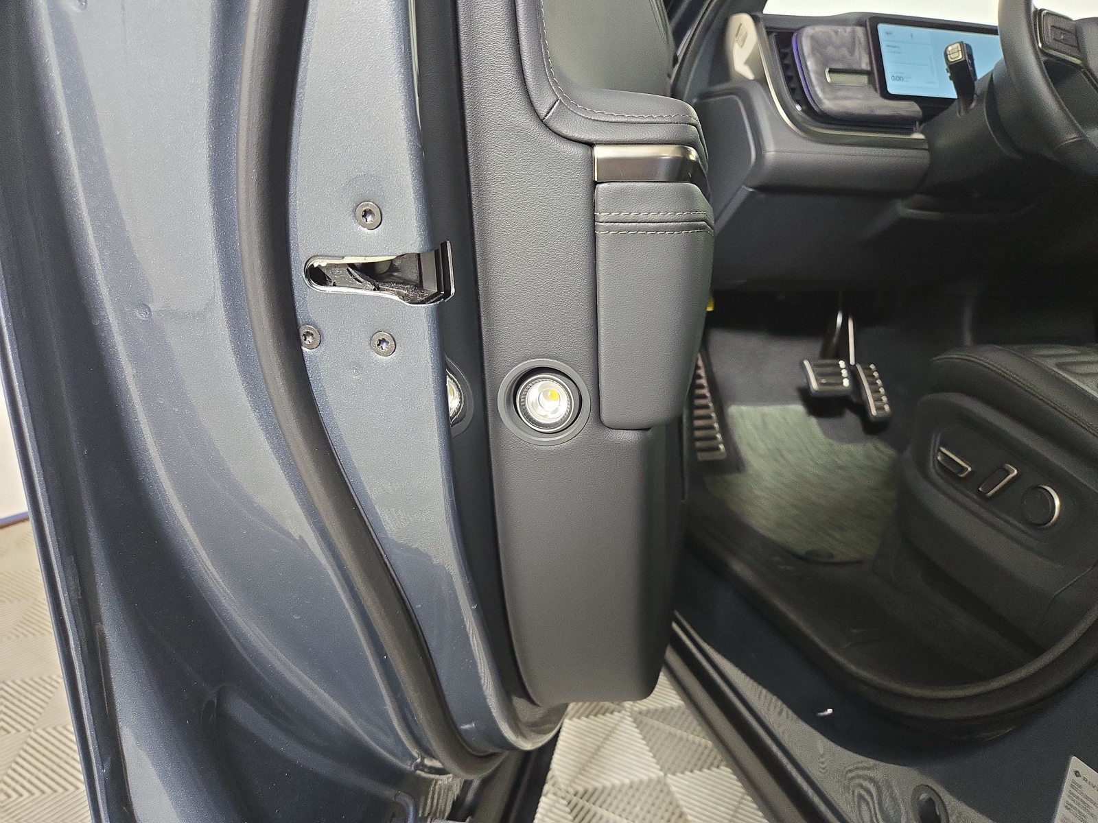 Used 2022 Rivian R1S Launch Edition Quad AWD/4WD image 32