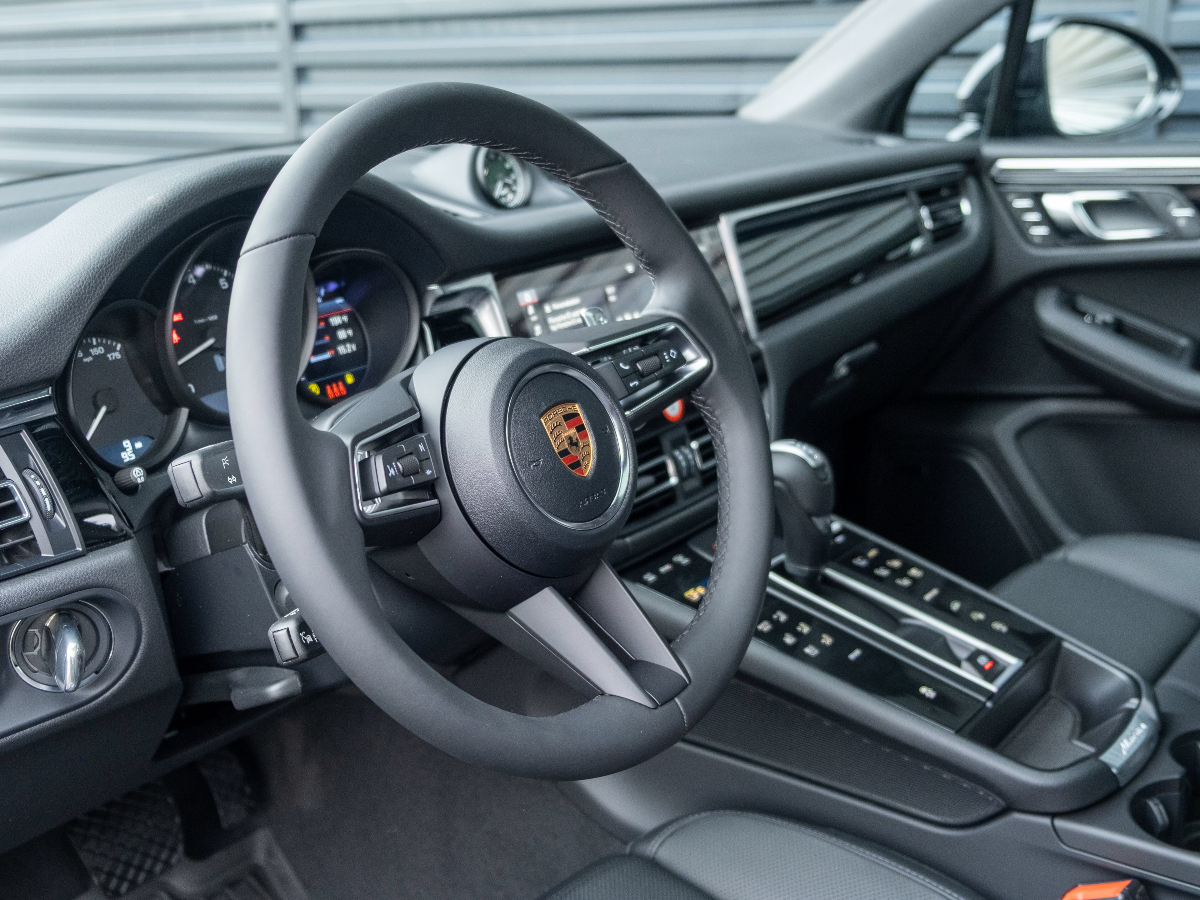 Certified 2026 Porsche Macan AWD/4WD image 4