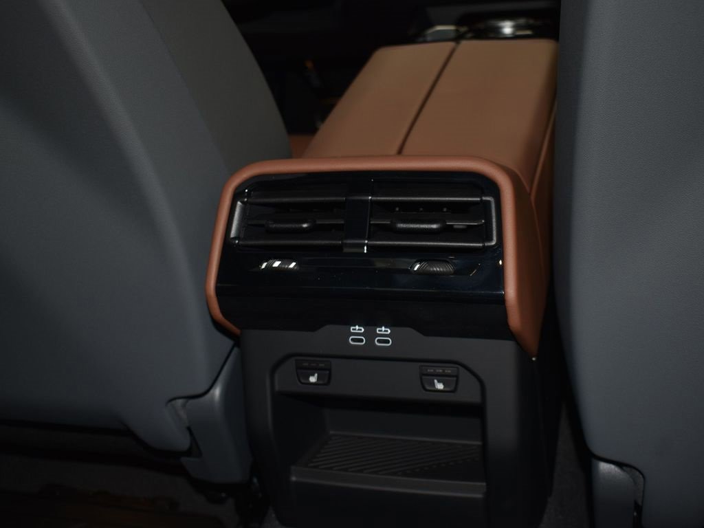 New 2026 BMW 550e xDrive w/ Premium Package image 18