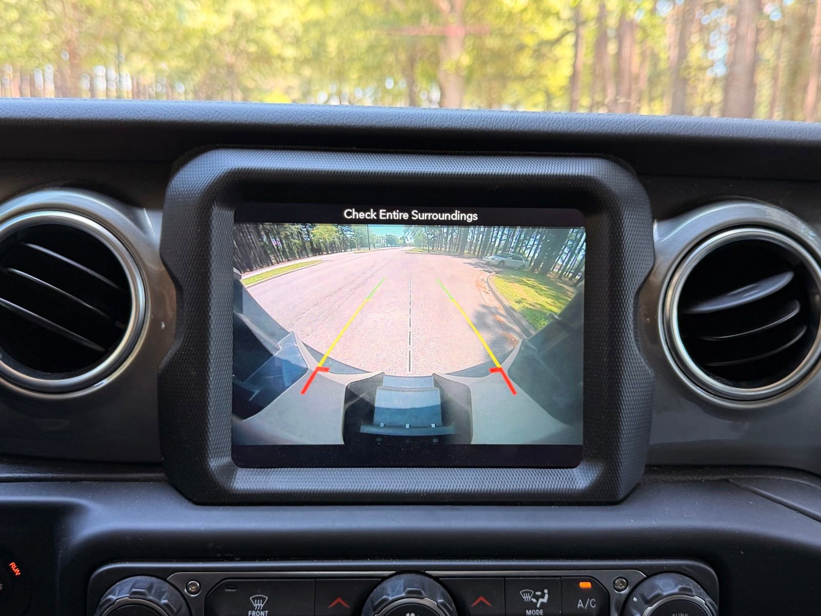 Used 2019 Jeep Wrangler Unlimited Sahara w/ Uconnect 4C Nav & Sound Group AWD/4WD image 4