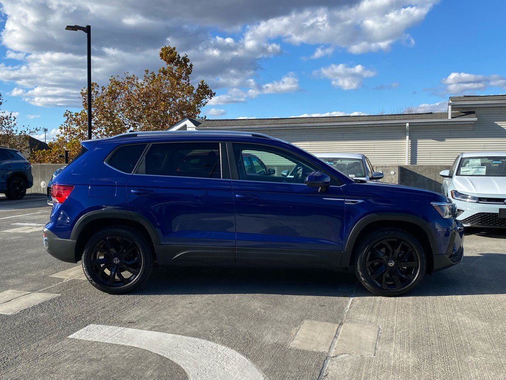 Certified 2022 Volkswagen Taos SE image 2