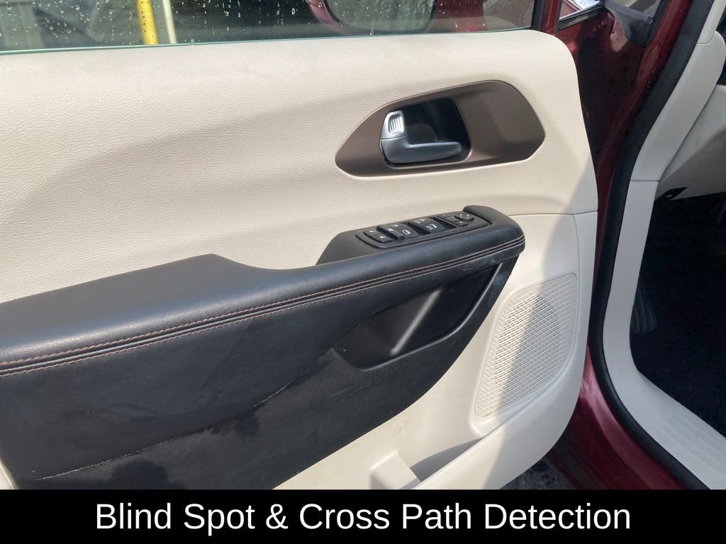 Used 2019 Chrysler Pacifica Touring-L FWD image 13