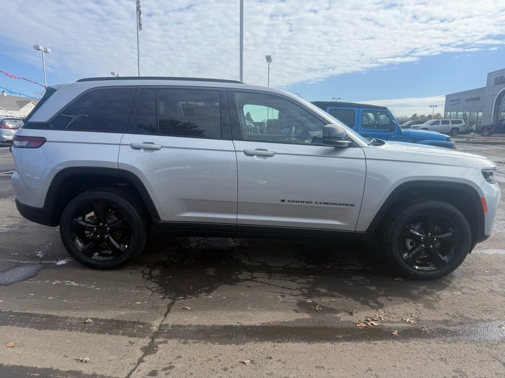 New 2026 Jeep Grand Cherokee Limited w/ Limited Altitude Package AWD/4WD image 2