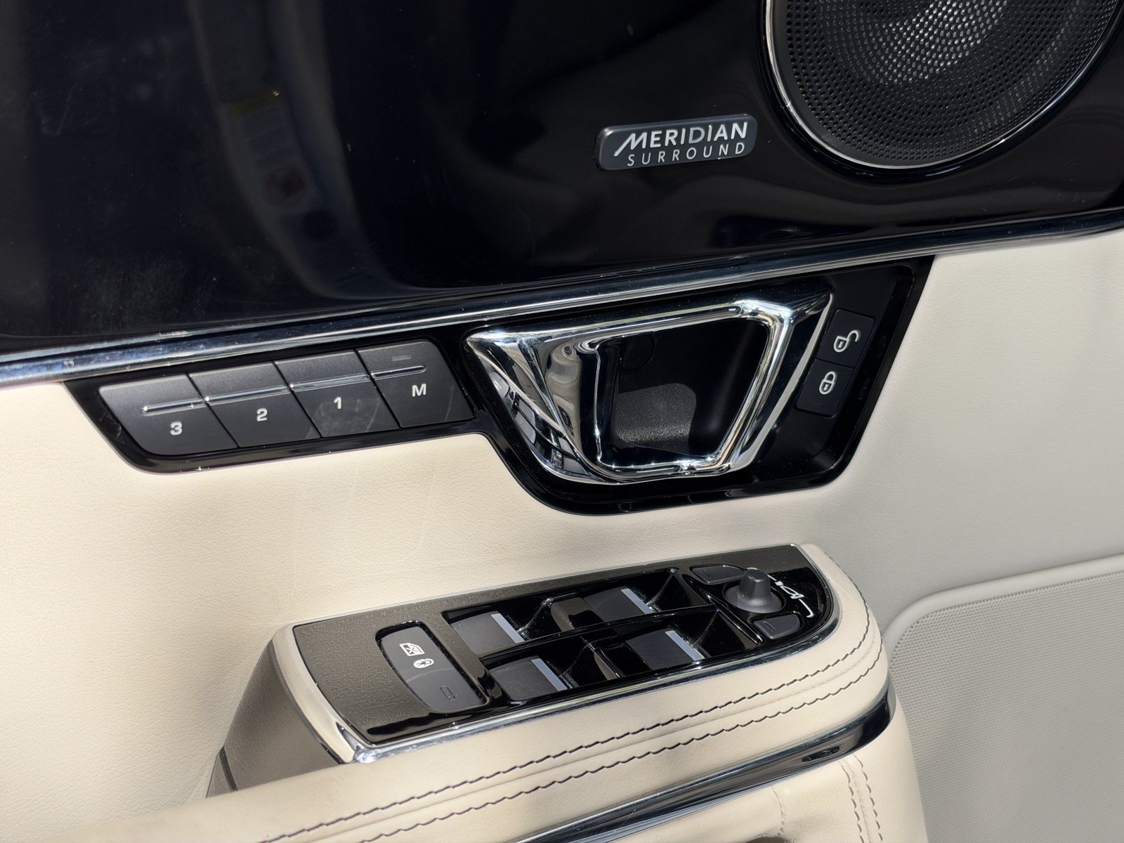 Used 2019 Jaguar XJ R RWD image 14