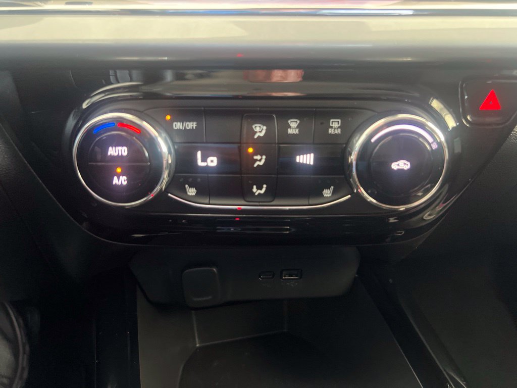 Used 2025 Chevrolet Trax LT w/ LT Convenience Package FWD image 44