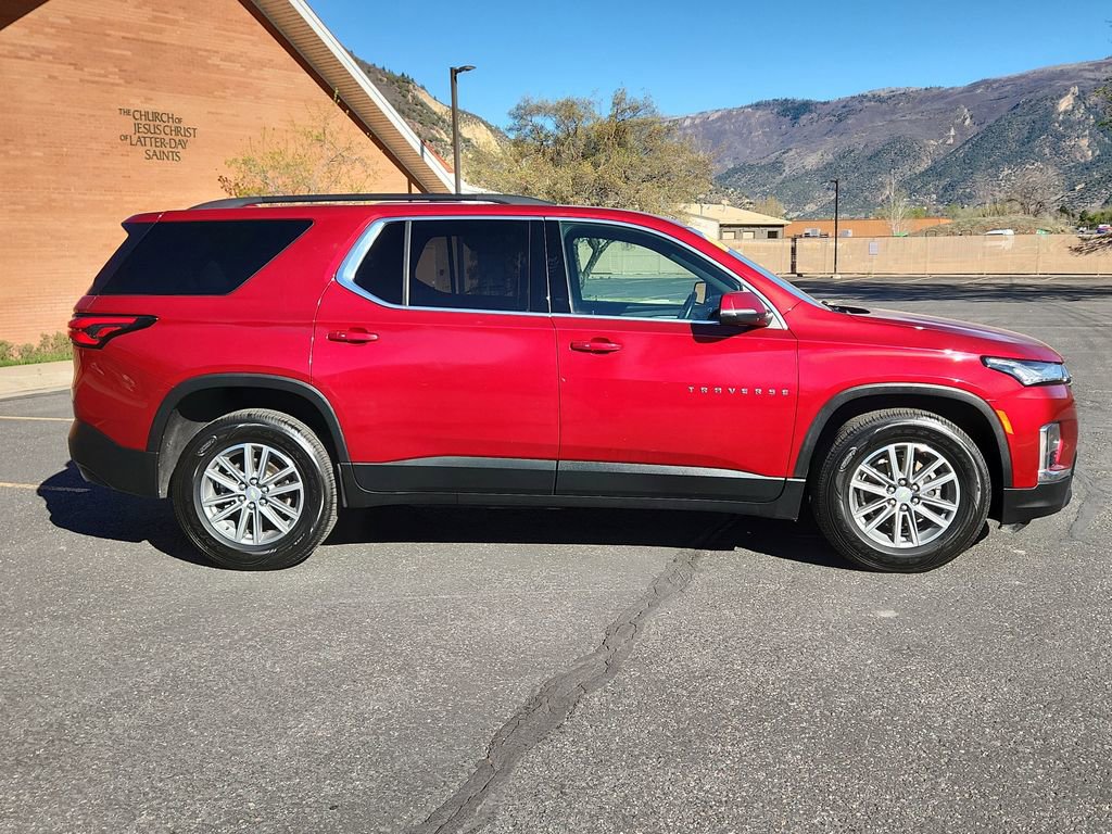 Used 2023 Chevrolet Traverse LT image 2