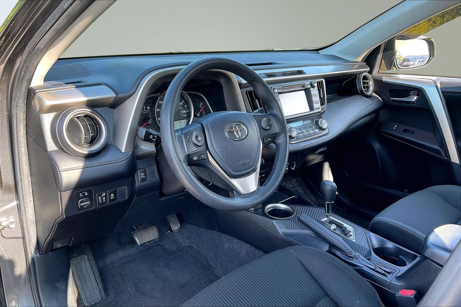 Used 2015 Toyota RAV4 XLE AWD/4WD image 12
