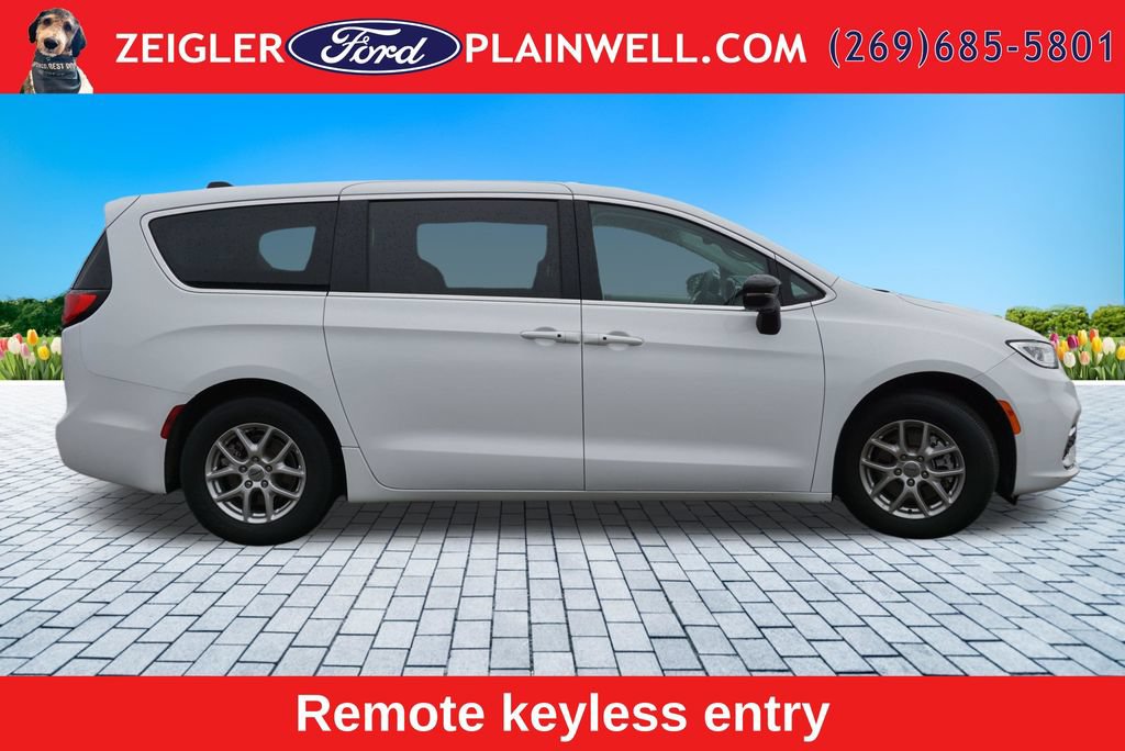 Used 2024 Chrysler Pacifica Touring-L FWD image 6