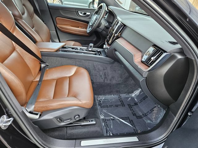 Certified 2023 Volvo XC60 B5 Plus AWD/4WD image 21