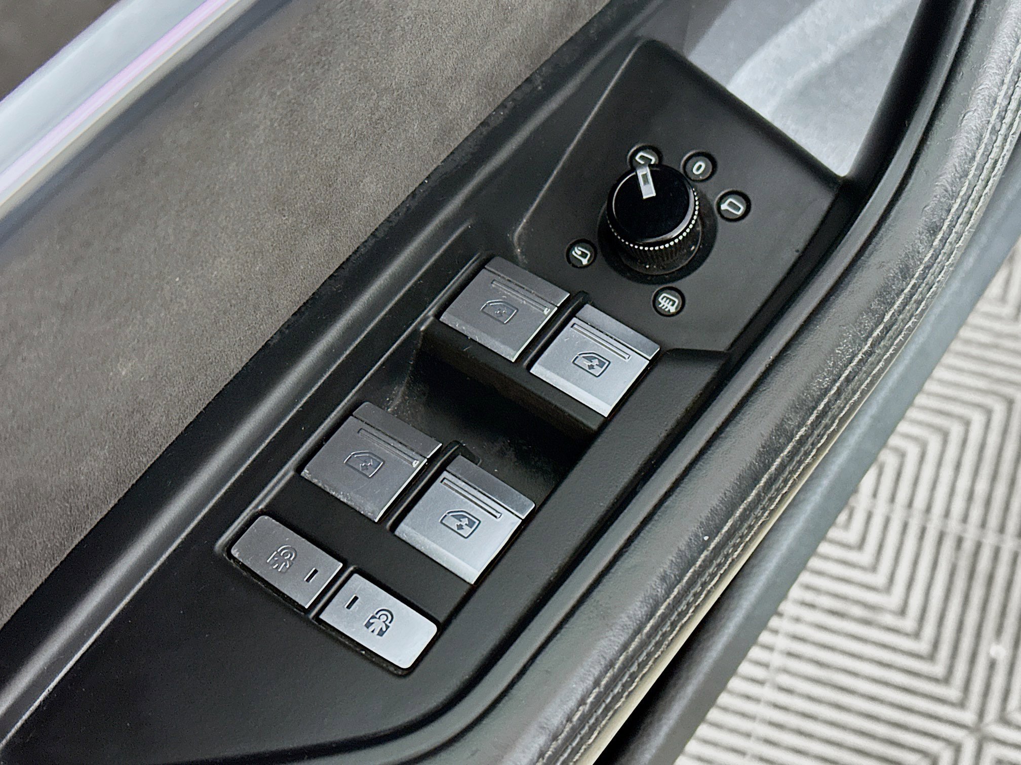 Used 2019 Audi e-tron Prestige w/ Prestige Package image 18