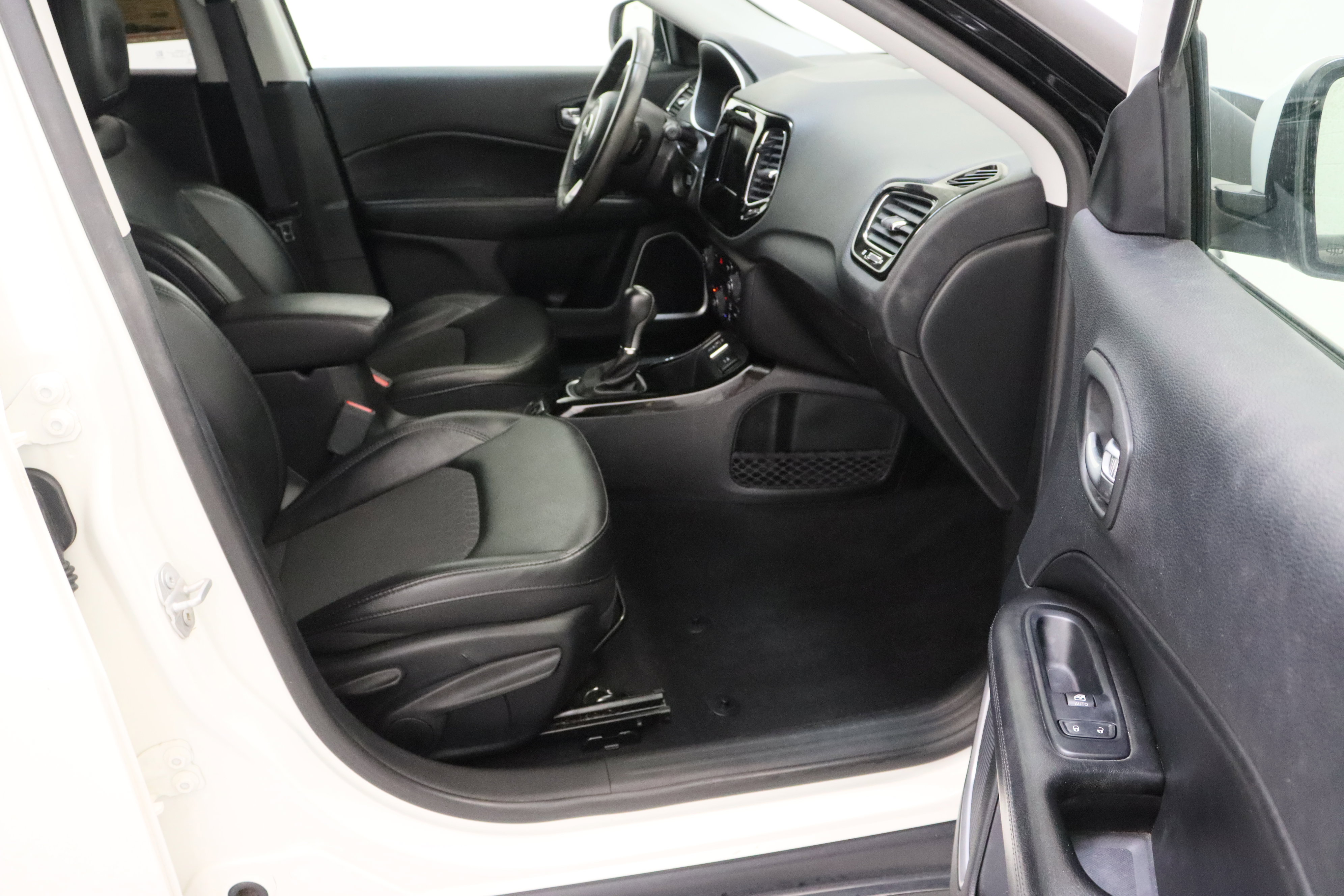Used 2019 Jeep Compass Latitude image 33