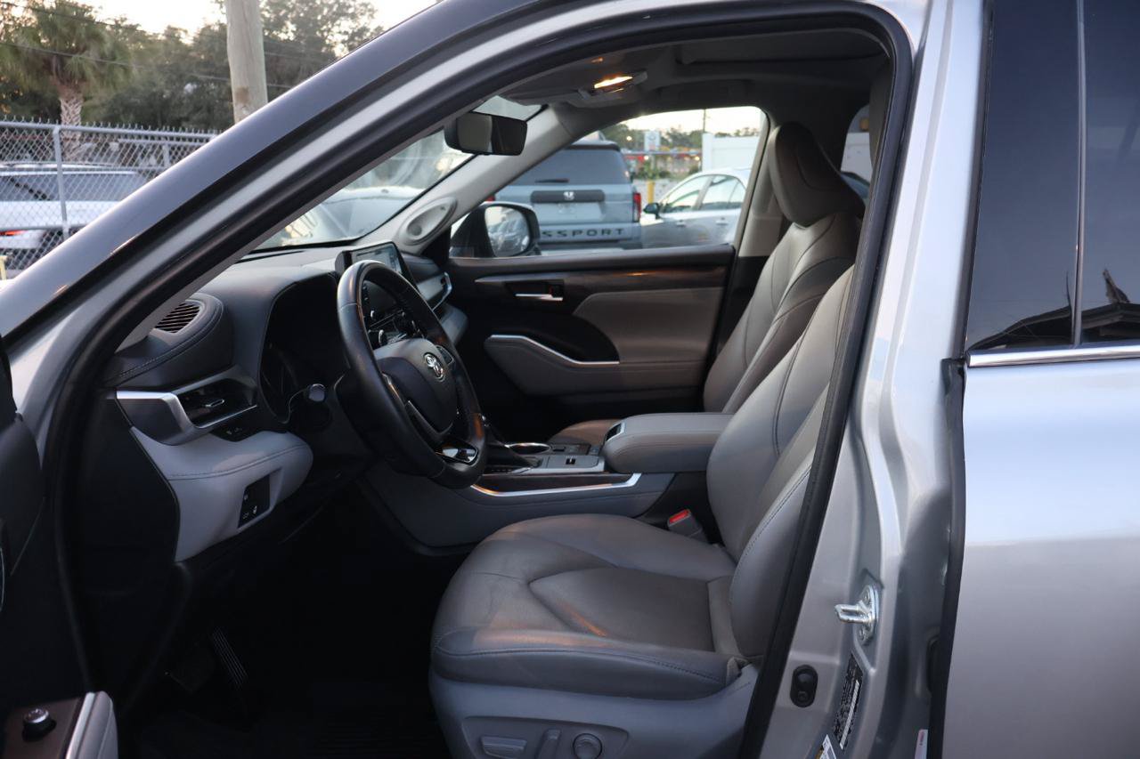 Used 2020 Toyota Highlander Limited FWD image 14