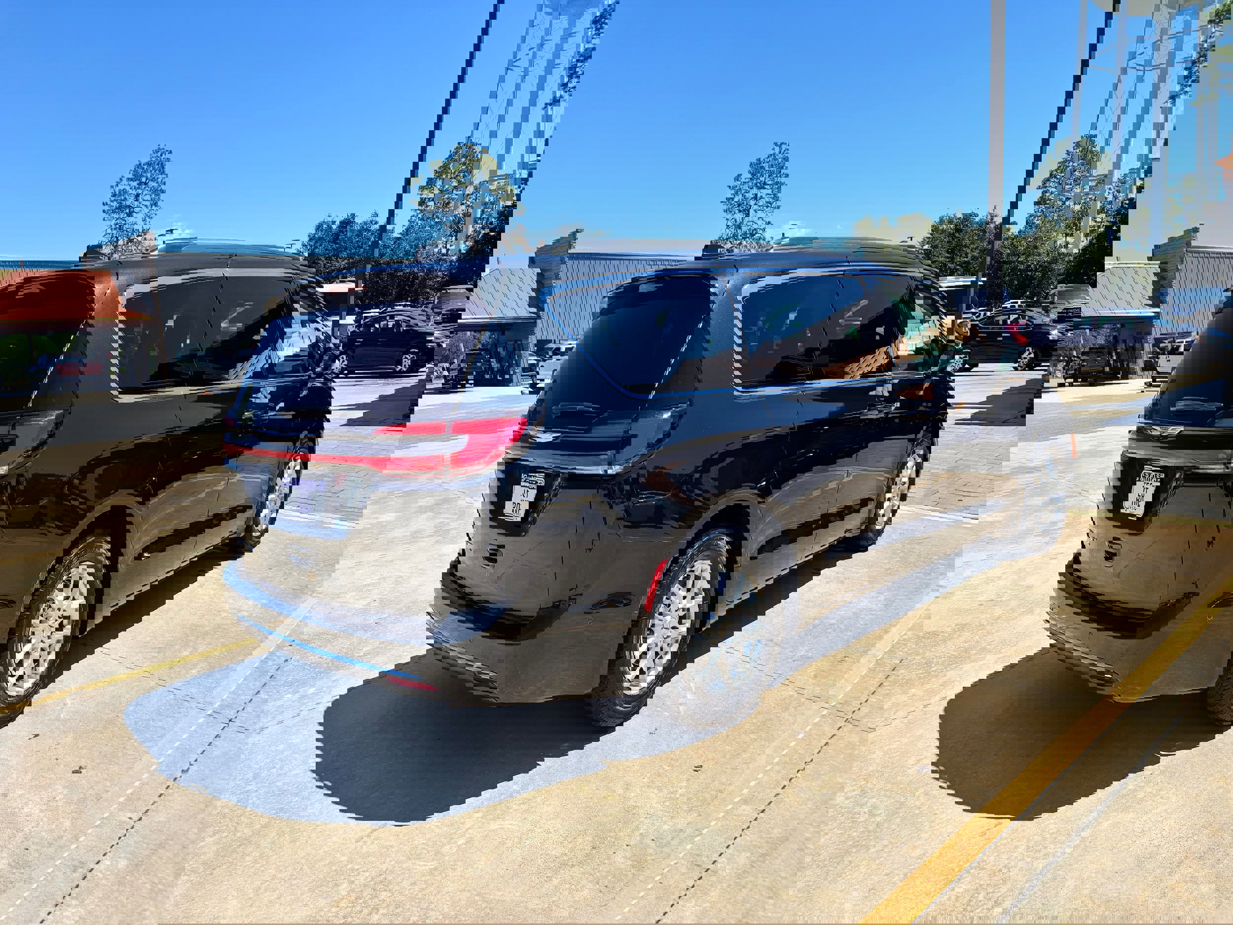 Used 2022 Chrysler Pacifica Touring-L w/ Uconnect Theater Family Group image 5