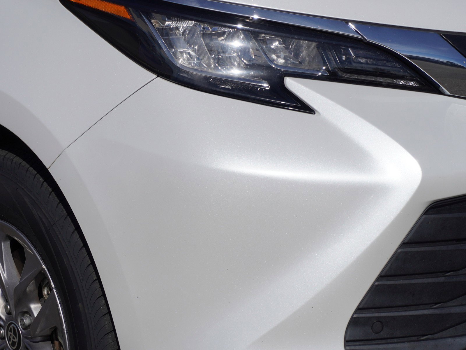 Used 2023 Toyota Sienna XLE image 3