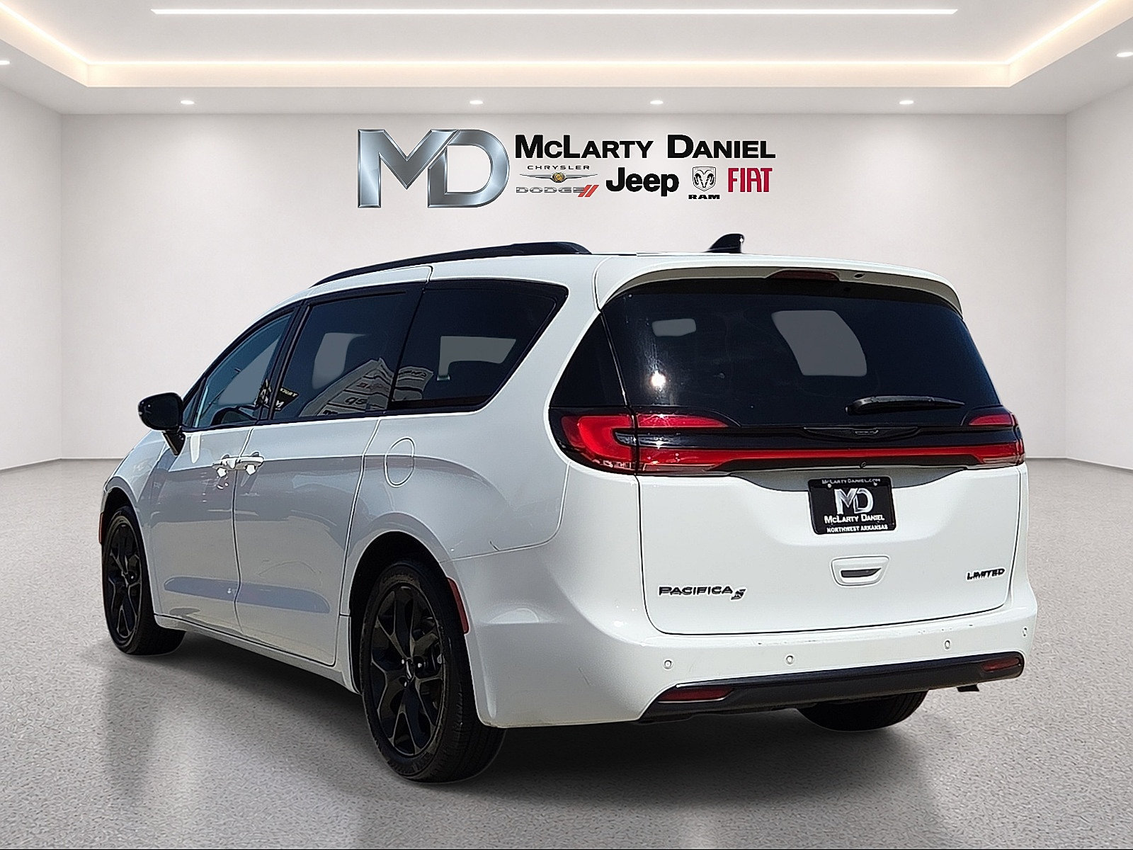Used 2025 Chrysler Pacifica Limited FWD image 4