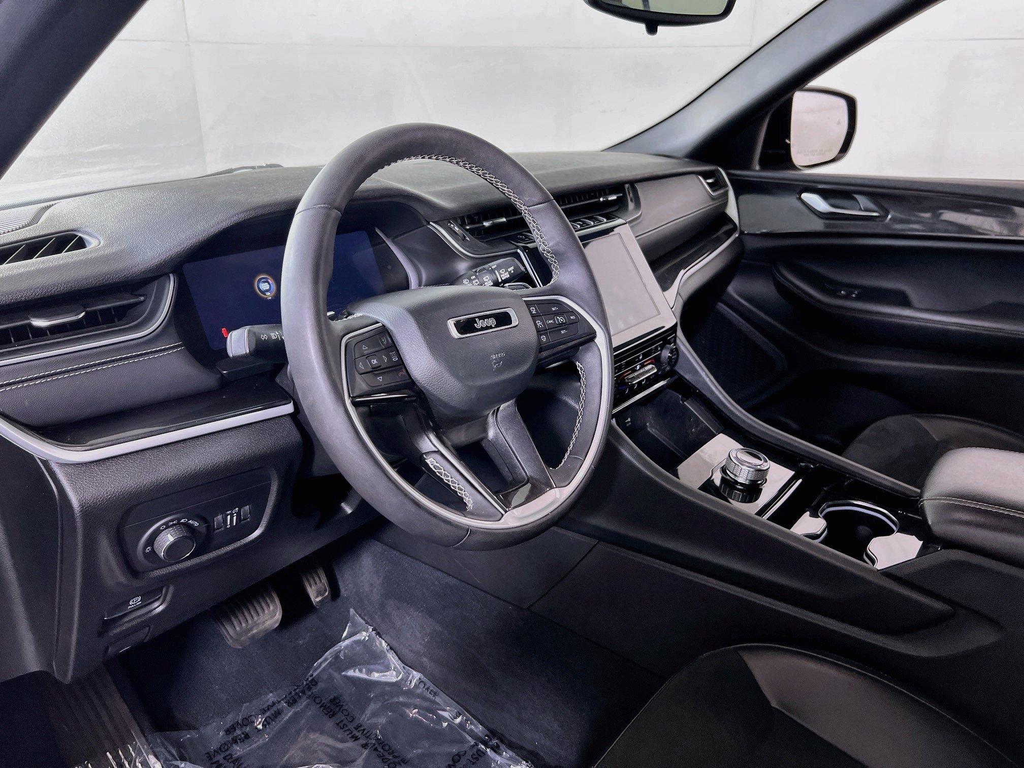 Used 2023 Jeep Grand Cherokee Altitude AWD/4WD image 9