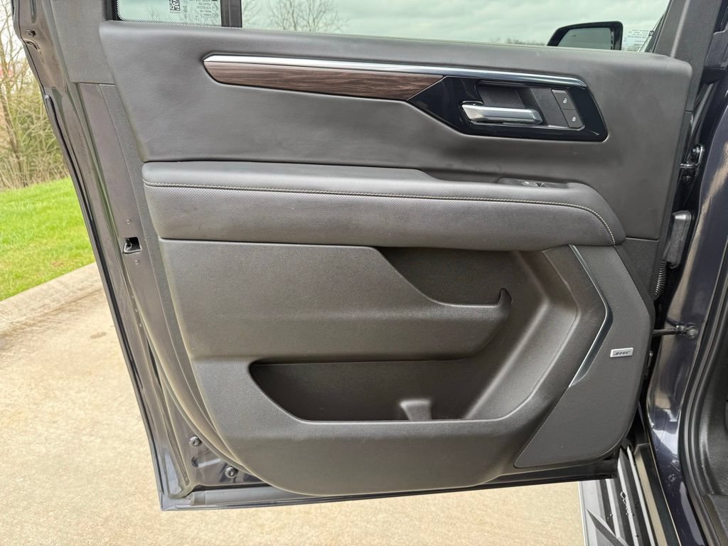Used 2025 Chevrolet Suburban Premier image 15