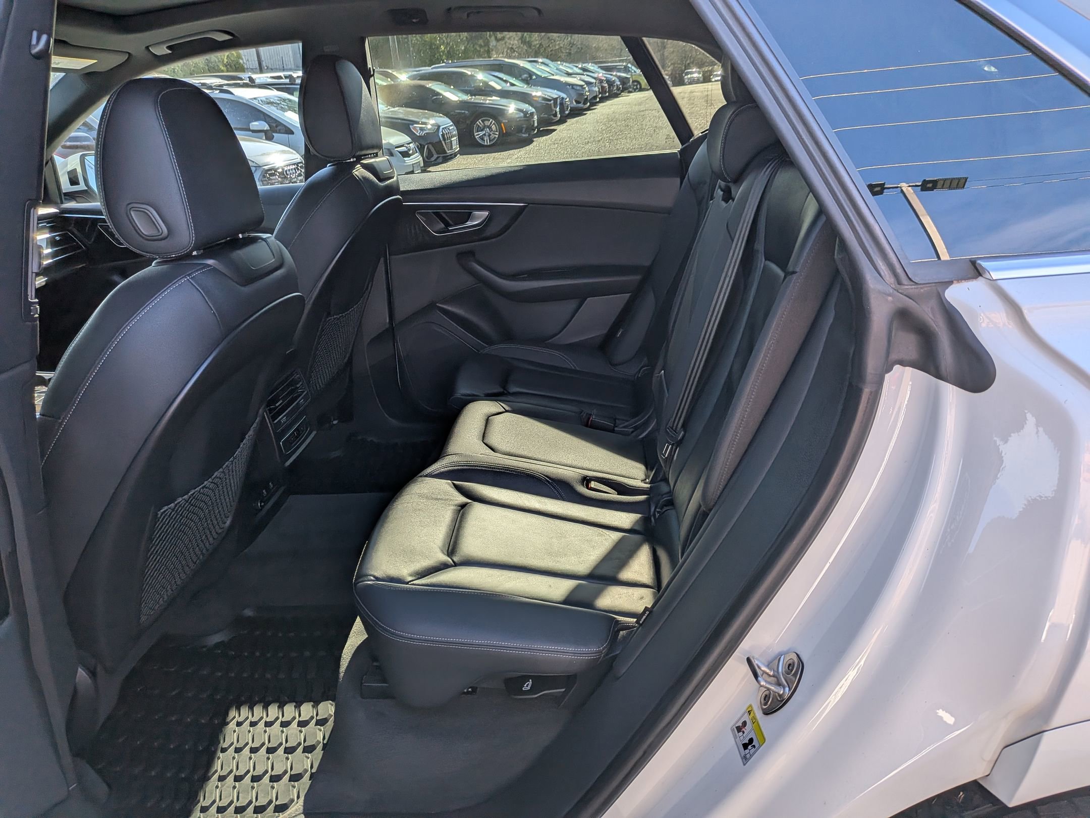 Used 2022 Audi Q8 Premium image 24