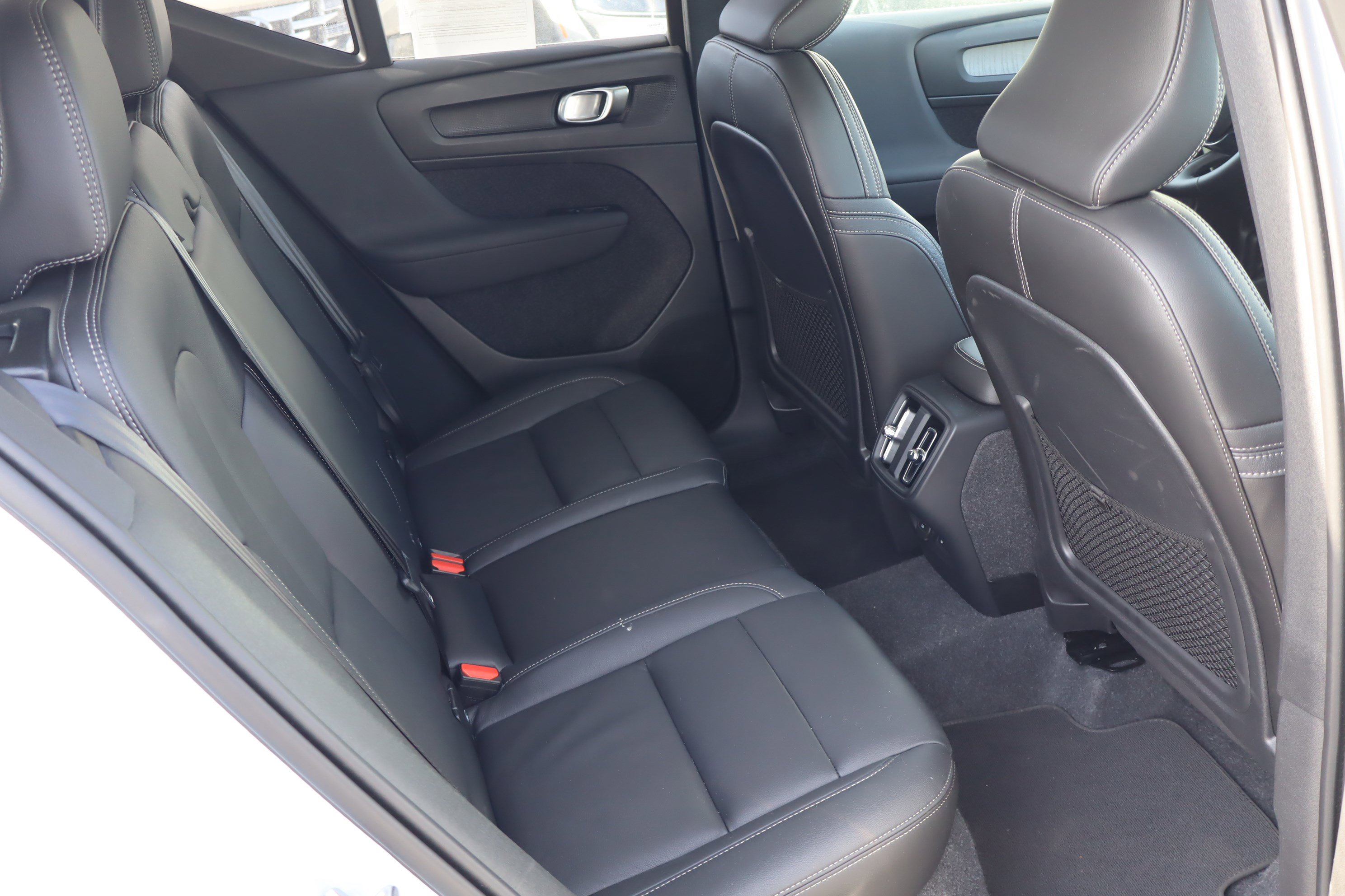 Used 2025 Volvo XC40 B5 Core image 34