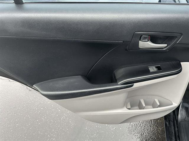 Used 2014 Toyota Camry L image 12