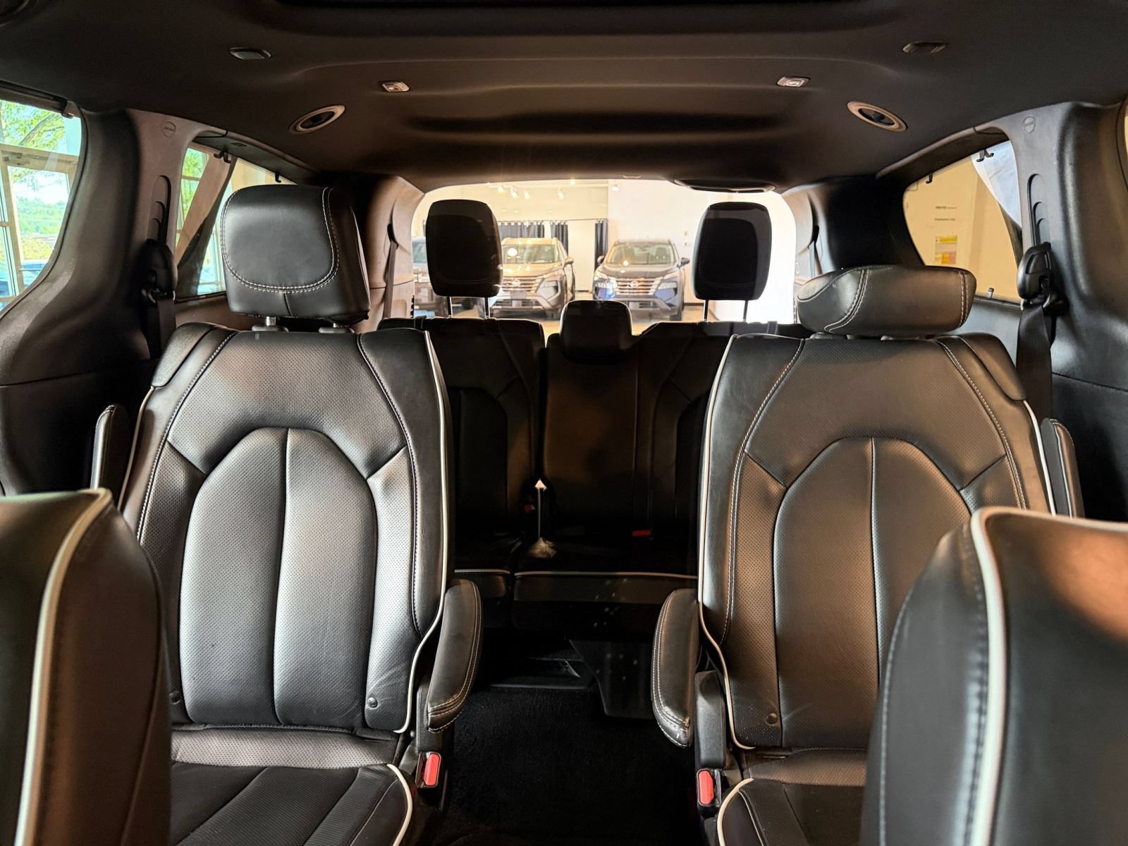 Used 2025 Chrysler Pacifica Limited FWD image 37