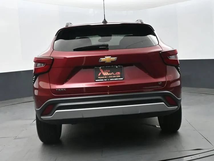 Used 2025 Chevrolet Trax LT FWD image 8