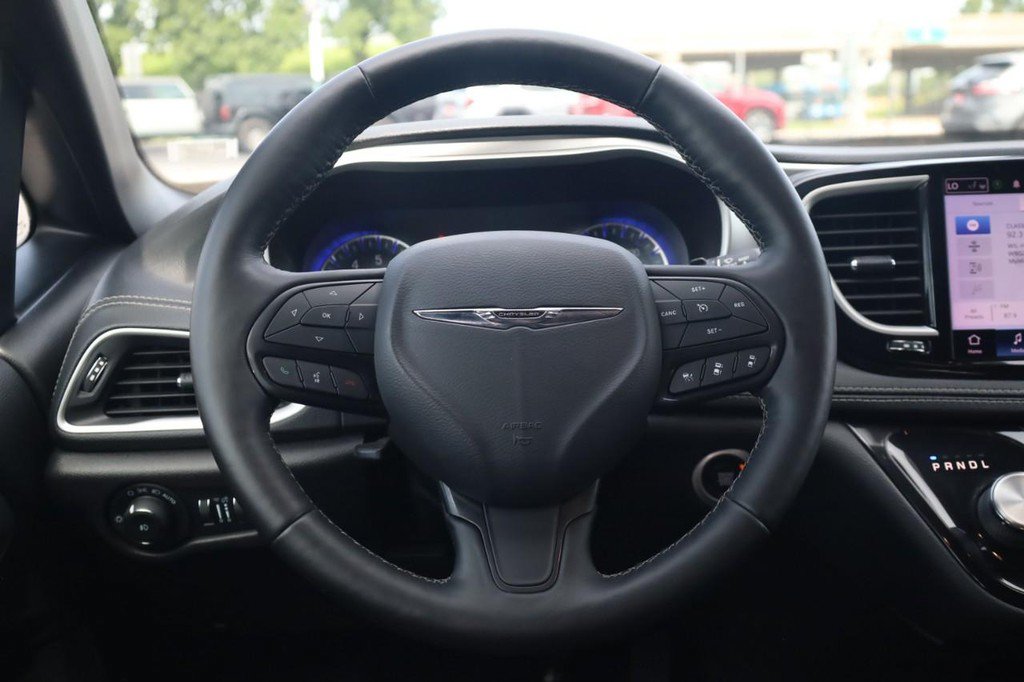 Used 2021 Chrysler Pacifica Touring-L w/ Premium & Safety Sphere Group FWD image 8