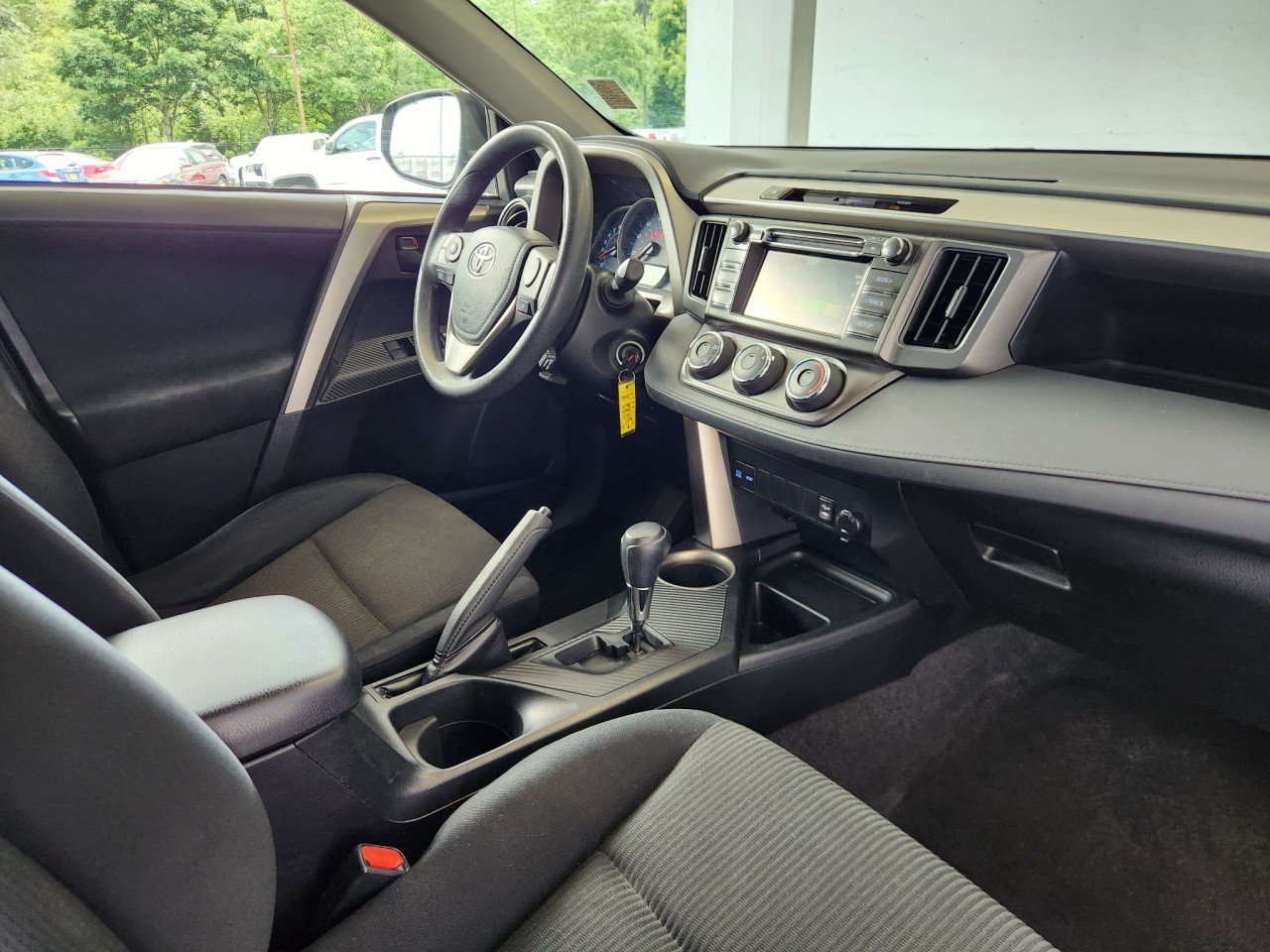 Used 2015 Toyota RAV4 LE AWD/4WD image 2