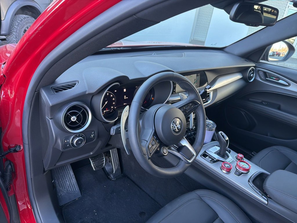 Used 2025 Alfa Romeo Stelvio Sprint image 5