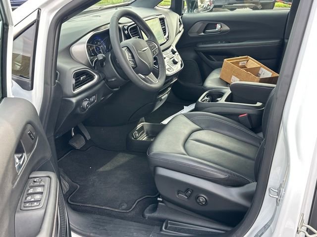 Used 2026 Chrysler Pacifica Select image 9