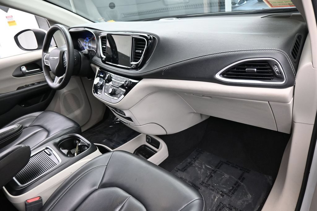 Used 2023 Chrysler Pacifica Touring-L FWD image 45