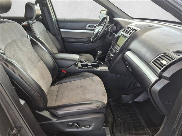 Used 2017 Ford Explorer XLT w/ Equipment Group 202A AWD/4WD image 21